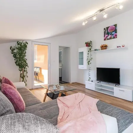 Nena By Guide * Buje